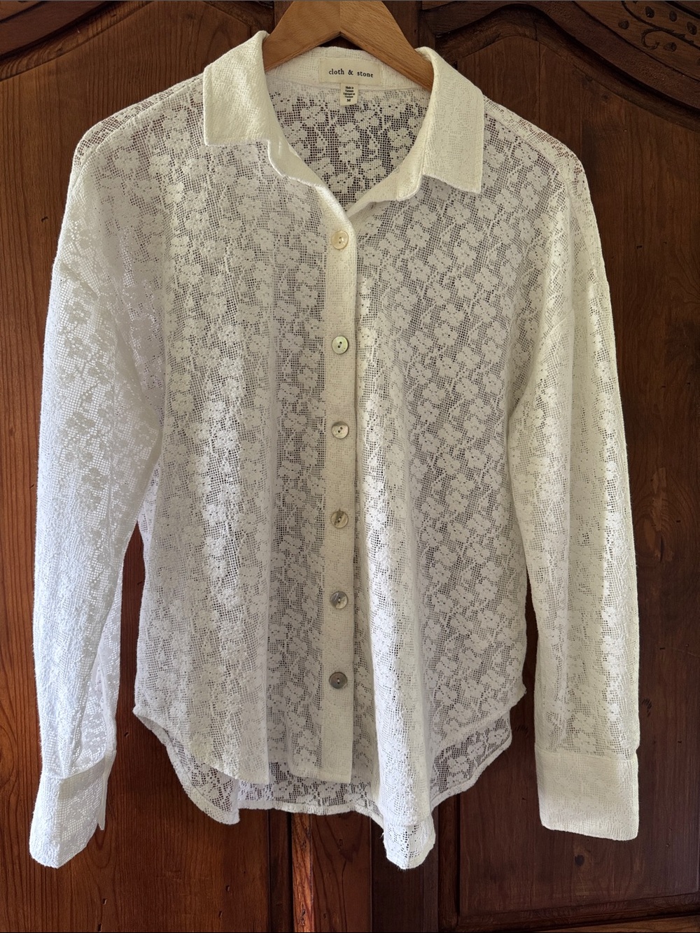 EUC CLOTH AND STONE WHITE FLORAL KNIT LACE WEAVE BUTTONDOWN SHIRT. SIZE M.